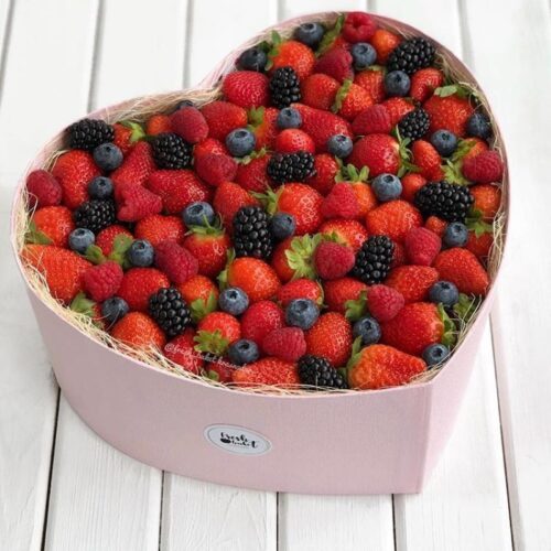 Коробка с ягодами "Сердце", размер М