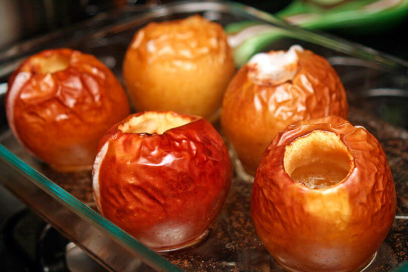 Запеченные яблоки с орехами, медом в духовке, рецепт с фото пошагово — уральские-газоны.рф