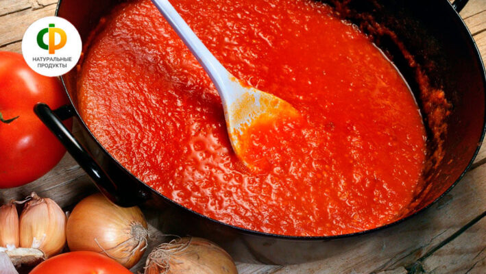 томатный соус в сковороде